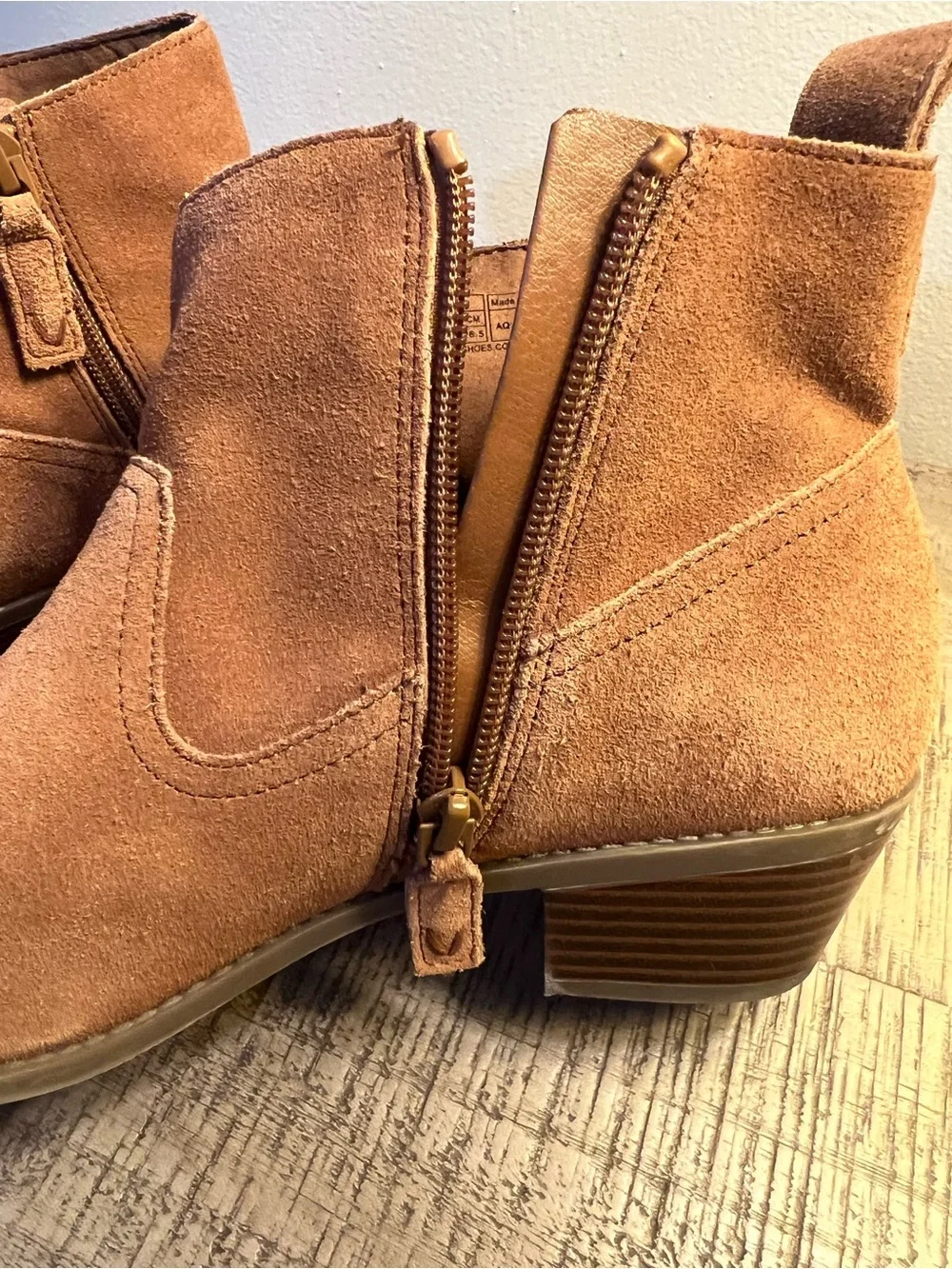 EUC- Vionic Vera Suede Ankle Booties in Toffee Brown with Inside Zip.Size 9.5